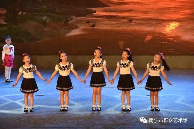 民歌湖畔歌声起，雨夜民谣更动人！